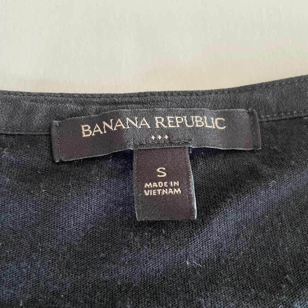Banana Republic size small top. In excellent condition.
